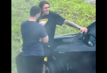 goleiro cassio sentado no capô de carro