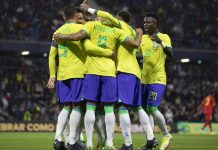 jogadores do brasil se abraçando no campo para ilustrar notícia sobre escalação da copa do mundo