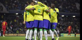 jogadores do brasil se abraçando no campo para ilustrar notícia sobre escalação da copa do mundo
