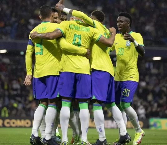 jogadores do brasil se abraçando no campo para ilustrar notícia sobre escalação da copa do mundo
