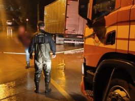 Moradores ilhados são resgatados após rua alagar em São Bento do Sul Moradores ilhados são resgatados após rua alagar em São Bento do Sul