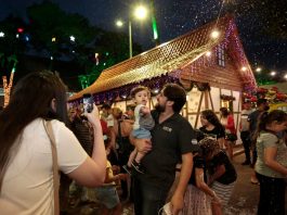 família tirando foto na praça com decorações de natal para ilustrar as inscrições abertas para o comércio ambulante de natal em Joinville