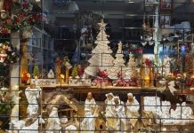 vitrine de loja enfeitada para o natal