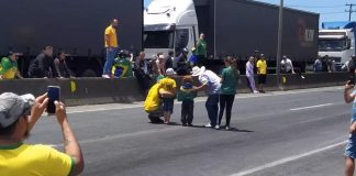 manifestantes usam crianças em bloqueio na br-101