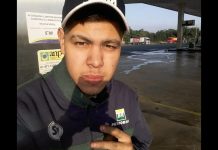 foto do rosto de deividy, suando boné e com uniforme em um posto de gasolina