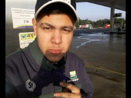 foto do rosto de deividy, suando boné e com uniforme em um posto de gasolina