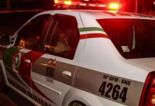 carro de policia militar de noite com as sirenes vermelhas ligadas