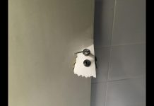porta arrombada da agência bancária
