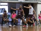 Treino do JEC Futsal. Daniel e Pepita disputam bola em quadra. Ao fundo, Renatinho conversa com Gabriel Cândido e Dani Shiraishi conversa com membro da comissão técnica.