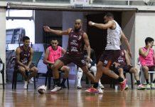 Treino do JEC Futsal. Daniel e Pepita disputam bola em quadra. Ao fundo, Renatinho conversa com Gabriel Cândido e Dani Shiraishi conversa com membro da comissão técnica.