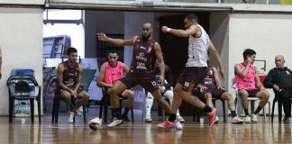 Treino do JEC Futsal. Daniel e Pepita disputam bola em quadra. Ao fundo, Renatinho conversa com Gabriel Cândido e Dani Shiraishi conversa com membro da comissão técnica.