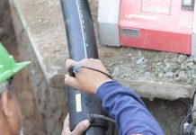 homem trabalhando em obra para ilustrar falta de água no bairro em Joinville