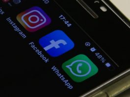 parte da tela de um celular mostrando os símbolos do instagram, facebook e whatsapp para ilustrar nota sobre o golpe via whatsapp