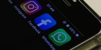 parte da tela de um celular mostrando os símbolos do instagram, facebook e whatsapp para ilustrar nota sobre o golpe via whatsapp