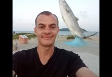 Foto de homem sorrindo. Selfie ao lado de uma estátua de peixe. Lindomar foi encontrado morto