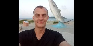 Foto de homem sorrindo. Selfie ao lado de uma estátua de peixe. Lindomar foi encontrado morto