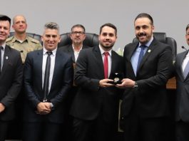 delegado murilo batalha recebendo homenagem ao lado de vereadores e o delegado regional rafaelo ross