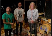 Show de Humberto Gessinger é adiado em Joinville devido ao bloqueio das rodovias; confira nova data Humberto Gessinger e dois músicos no palco representando show adiado em Joinville