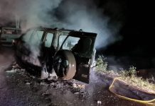 Carro fica destruído após pegar fogo e mobiliza Corpo de Bombeiros no Norte de SC
