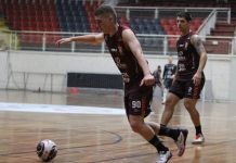 Atletas do JEC Futsal treinam com bola