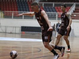 Atletas do JEC Futsal treinam com bola