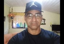 Foto de Luiz com um boné azul e óculos. Ele foi encontrado em Joinville.