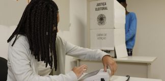 Mesários faltosos não estavam presentes validando a votação dos eleitores