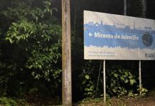 placa de acesso ao mirante de joinville em meio às arvores