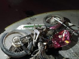 Motociclista morre ao sofrer acidente enquanto fugia da PM na BR-101, em Araquari moto caída no chão e amassada