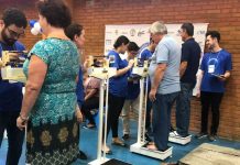 Pessoas sendo pesadas no Mutirão de Diabetes em Joinville