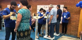 Pessoas sendo pesadas no Mutirão de Diabetes em Joinville
