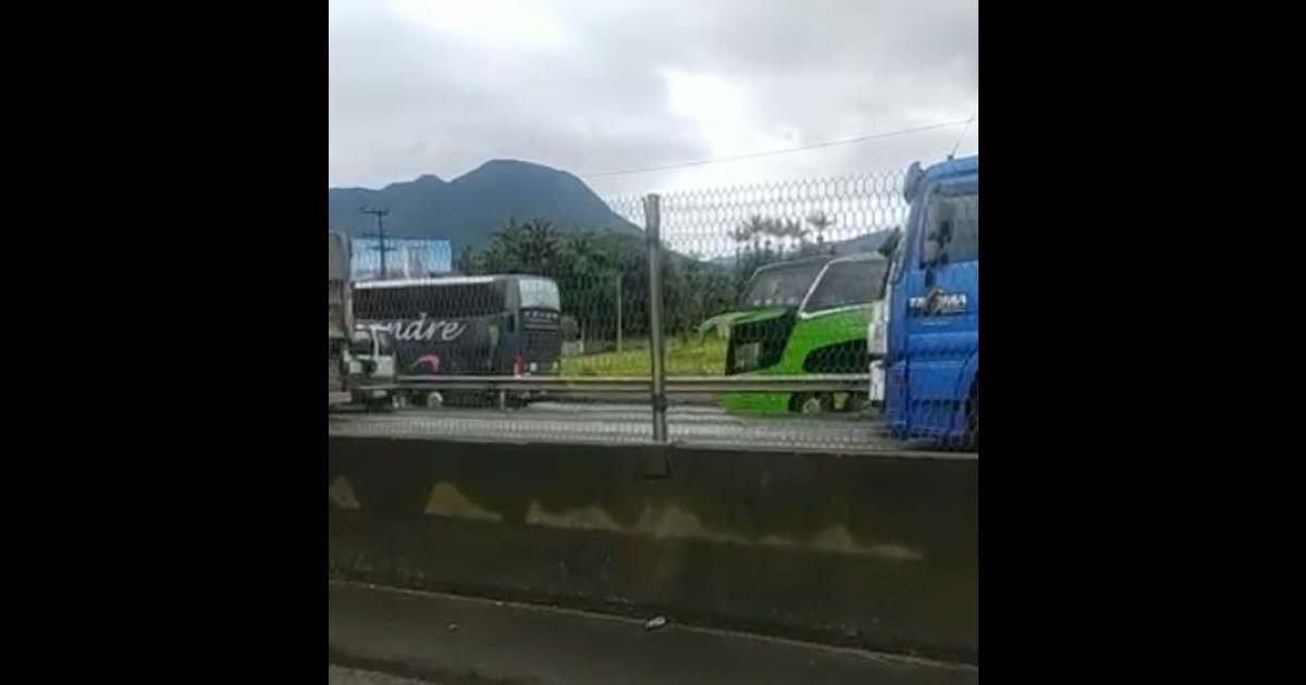 VÍdeo Passagem De ônibus é Liberada Na Br 101 Em Joinville 4549