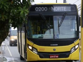 onibus amarelo com letreiro escrito Norte