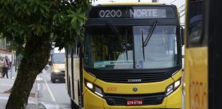 onibus amarelo com letreiro escrito Norte