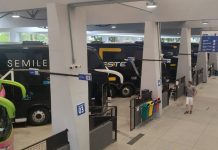 ônibus parados na rodoviária de joinville