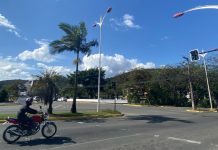 centro de joinville para ilustrar a previsão do tempo. Céu com nuvens e um motociclista