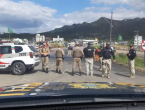 policiais federais no meio da rodovia