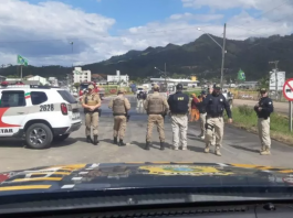 PRF afirma que rodovias federais do país estão livres de bloqueios policiais federais no meio da rodovia