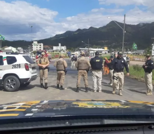 policiais federais no meio da rodovia