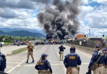 batalhão de choque chega na br-101 em joinville