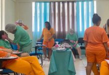 detentas sentadas e outras em pé. Capacitação de projeto social em presídio feminino de joinville
