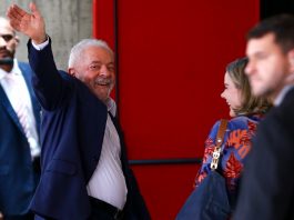 Presidente eleito, Lula, acena ao lado de Gleisi
