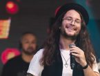 VÍDEO – Conheça Renan Bell, joinvilense que está no The Voice Brasil renan bell com microfone na mão