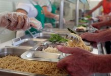 pessoas se servindo de comida no buffet do restaurante popular de joinville