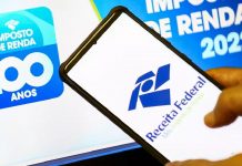 mão segurando um celular, na tela se vê escrito receita federal. Imagem ilustrativa para notícia sobre consulta do lote residual do imposte de renda