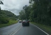 imagem mostra a rodovia, br-280 a partir da visão de um motorista, há um carro na frente. Imagem para ilustrar situação das rodovias de sc