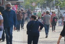 pessoas andando no calçadão do centro de joinville