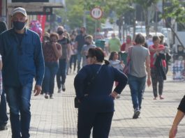 pessoas andando no calçadão do centro de joinville