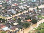 Enchente atinge bairro de Joinville. Desastres serão avisados em alertas defesa civil sc.