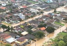 Enchente atinge bairro de Joinville. Desastres serão avisados em alertas defesa civil sc.